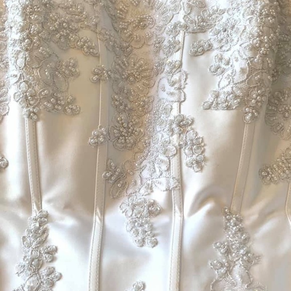 Beautiful white beaded corset style wedding gown. - Picture 3 of 7